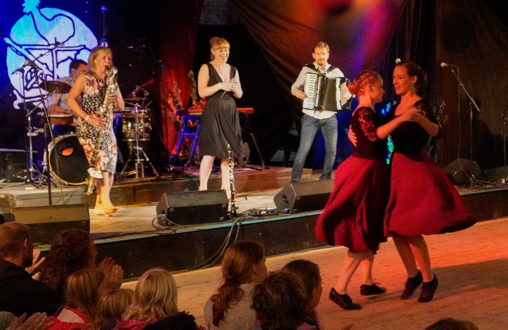 Phønix og folkedans med danseensemblet Embla