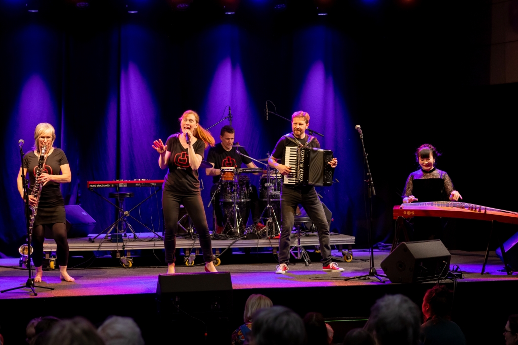 Phønix med den kinesiske guzhengspiller SangKa